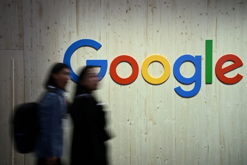 &copy; Reuters. Due persone davanti al logo Google ad Hanover, Germania.  REUTERS/Annegret Hilse