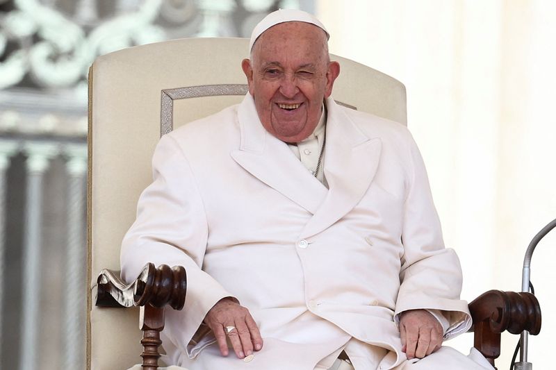 &copy; Reuters. Papa Francesco in piazza San Pietro a Città del Vaticano. REUTERS/Guglielmo Mangiapane
