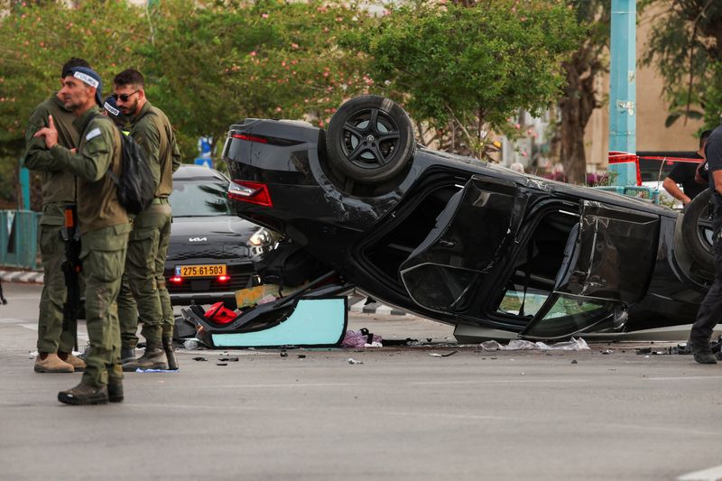 &copy; Reuters. سيارة وزير الأمن الوطني الإسرائيلي إيتمار بن جفير بعد حادث بالقرب من الرملة في إسرائيل يوم 26 أبريل نيسان 2024 - تصوير: شانون ستيبلتون - رويترز