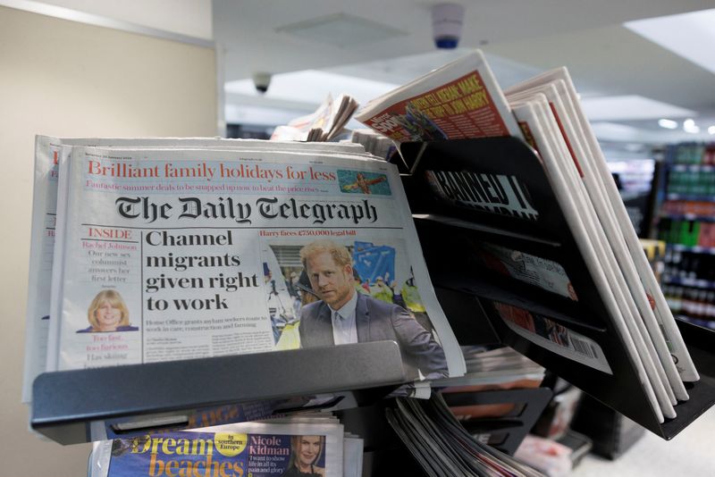 &copy; Reuters. نسخ من صحيفة تليجراف معروضة فوق أحد الأرفف بمتجر في لندن يوم 20 يناير كانون الثاني 2024. تصوير: بليندا جاو - رويترز
