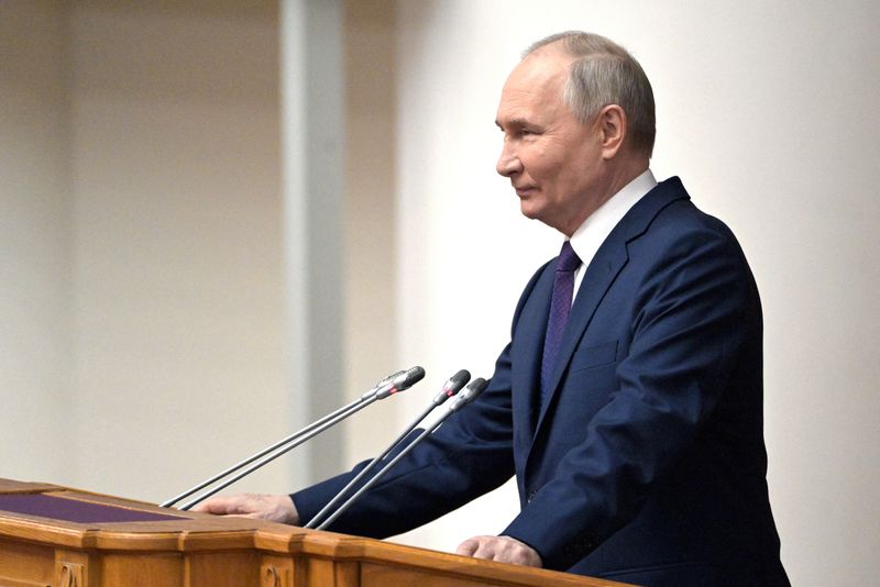 &copy; Reuters. Il presidente della Russia Vladimir Putin a San Pietroburgo. Sputnik/Alexey Danichev/Kremlin via REUTERS