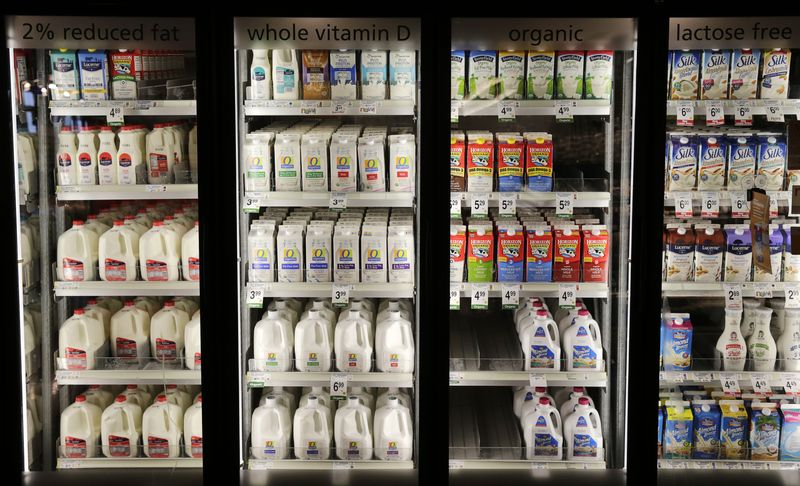 &copy; Reuters. FOTO DE ARCHIVO: Se ven varios tipos de leche en la tienda Safeway en Wheaton, Maryland, EEUU, el 13 de febrero de 2015. REUTERS/Gary Cameron