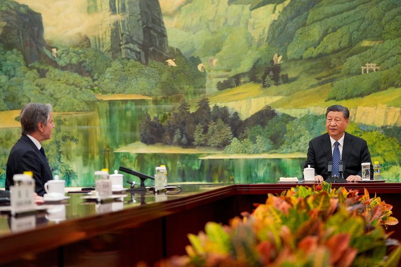 &copy; Reuters. U.S. Secretary of State Antony Blinken talks with Chinese President Xi Jinping at the Great Hall of the People, in Beijing, China, April 26, 2024. Mark Schiefelbein/Pool via REUTERS