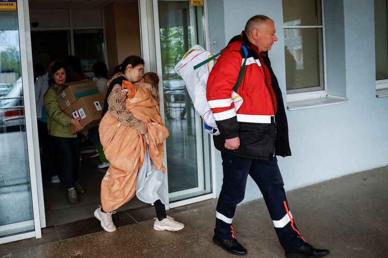 &copy; Reuters. A woman with a baby leaves a hospital after local authorities declared that there was possible danger of a Russian military strike, amid Russia's attack on Ukraine, in Kyiv, Ukraine, April 26, 2024. REUTERS/Alina Smutko