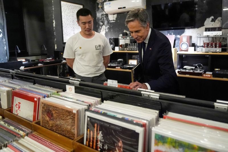 &copy; Reuters. Blinken conversa com Yuxuan Zhou durante visita à loja de discos Li-Pi em Pequim
26/04/2024
Mark Schiefelbein/Pool via REUTERS