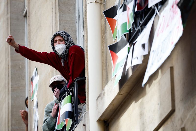 &copy; Reuters. Estudantes pró-palestinos protestam na universidade francesa Sciences Po, em Paris
26/04/2024
REUTERS/Benoit Tessier