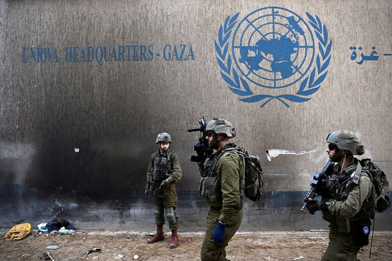 &copy; Reuters. جنود إسرائيليون يعملون بجوار المقر الرئيسي لوكالة الأمم المتحدة لغوث وتشغيل اللاجئين الفلسطينيين (الأونروا)  في قطاع غزة يوم الثامن من فبرا