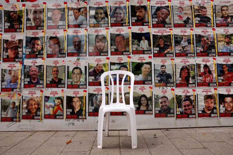 &copy; Reuters. Une chaise est laissée devant des affiches avec des photos d'otages enlevés lors de l'attaque du 7 octobre sur Israël par le groupe islamiste palestinien Hamas, à Tel Aviv, Israël. /Photo prise 26 avril 2024/REUTERS/Shannon Stapleton