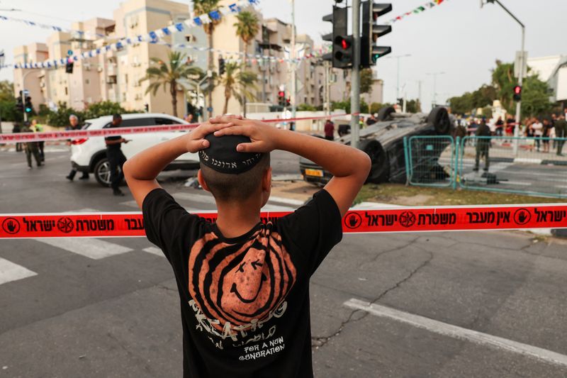 &copy; Reuters. Une personne près de la voiture du ministre israélien de la Sécurité nationale, Itamar Ben-Gvir, après un accident à Ramle, Israël. /Photo prise le 26 avril 2024/REUTERS/Shannon Stapleton