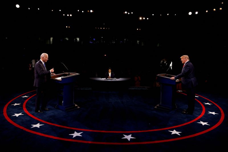 &copy; Reuters. Trump e Biden durante debate em Nashville
 22/10/2020  REUTERS/Jim Bourg