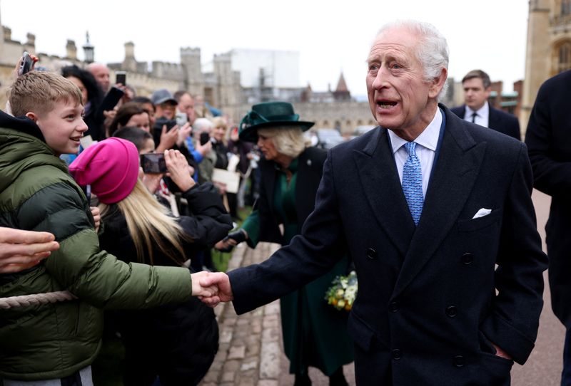 &copy; Reuters. Le roi Charles et la reine Camilla saluent les gens après avoir assisté à l'office des matines de Pâques à la chapelle Saint-George, au château de Windsor, en Grande-Bretagne. /Photo prise le 31 mars 2024/REUTERS/Hollie Adams