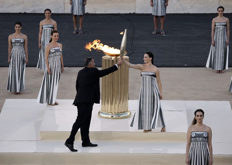 &copy; Reuters. Organizadores dos Jogos de Paris recebem chama olímpica em Atenas 
26/4/2024   REUTERS/Louisa Gouliamaki