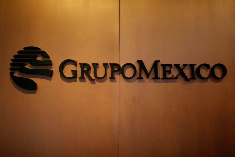 &copy; Reuters. Imagen de archivo. El logotipo de la empresa de minería e infraestructura Grupo México se muestra en su sede en Ciudad de México, México. 8 de agosto de 2017. REUTERS/Ginnette Riquelme