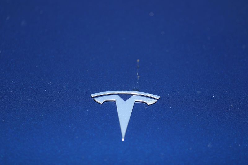 &copy; Reuters. The Tesla logo is seen on a car in Los Angeles, California, U.S., July 9, 2020.  REUTERS/Lucy Nicholson/File Photo