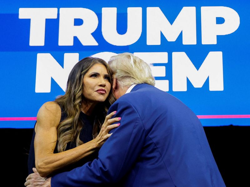 &copy; Reuters. FILE PHOTO: South Dakota Governor Kristi Noem greets former U.S. President and Republican presidential candidate Donald Trump before he speaks at a South Dakota Republican party rally in Rapid City, South Dakota, U.S. September 8, 2023. REUTERS/Jonathan E