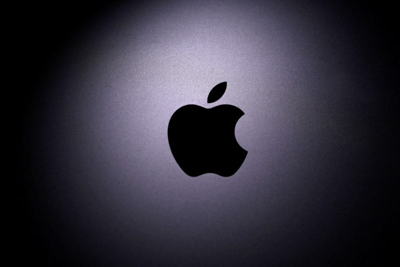 &copy; Reuters. FILE PHOTO: Apple logo is seen on the MacBook in this illustration taken taken April 12, 2020. REUTERS/Dado Ruvic/Illustration/File Photo