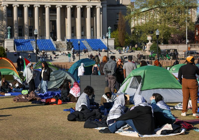 © Reuters. Students continue to maintain a protest encampment in support of Palestinians at Columbia University, during the ongoing conflict between Israel and the Palestinian Islamist group Hamas, in New York City, U.S., April 26, 2024. REUTERS/Caitlin Ochs