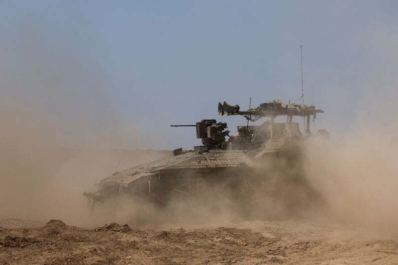 &copy; Reuters. Una blindado israelí maniobra junto a la frontera con Gaza. 15 abril 2024. REUTERS/Amir Cohen