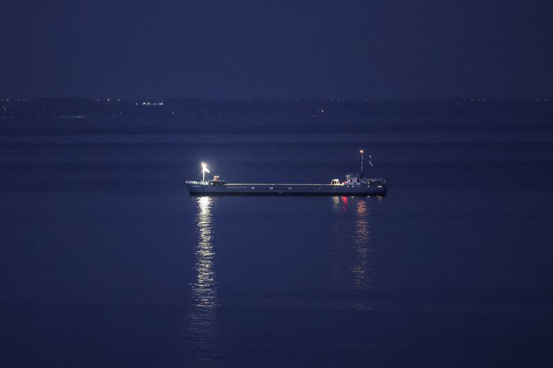 &copy; Reuters. سفينة مساعدات إنسانية تقترب من ميناء لارنكا يوم الثالث من أبريل نيسان 2024 بعد توقف مهمة تسليم المساعدات الإنسانية لغزة. تصوير: يانيس كورت أوغ