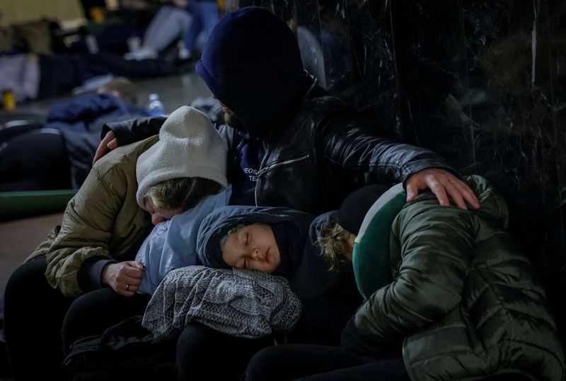 &copy; Reuters. A family sleeps while taking shelter inside a metro station during a Russian missile strike, amid Russia's attacks on Ukraine, in Kyiv, Ukraine, April 27, 2024. REUTERS/Alina Smutko