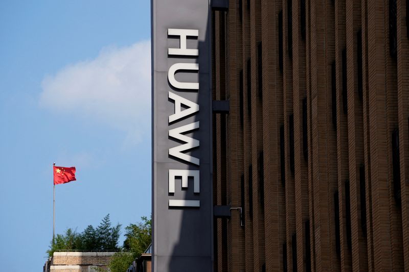 © Reuters. FILE PHOTO: A Chinese flag flutters near a Huawei store in Shanghai, China September 8, 2023. REUTERS/Aly Song/File Photo