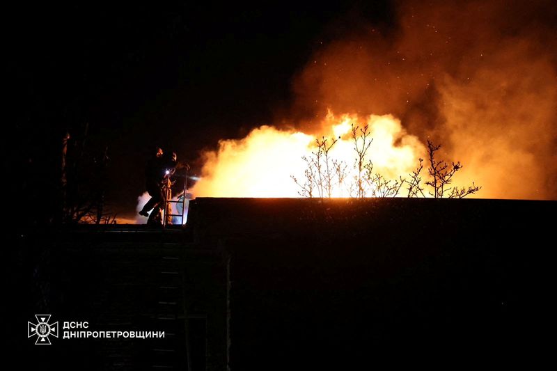 © Reuters. Russian missile strike, Dnipro, November 21, 2024. Ukraine emergency service handout via REUTERS