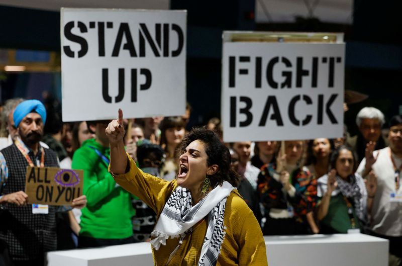 © Reuters. Activists shout slogans during a protest action at the COP29 United Nations climate change conference, in Baku, Azerbaijan November 23, 2024. REUTERS/Maxim Shemetov