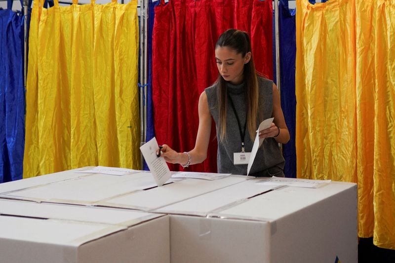 © Reuters. A woman votes during the first round of the presidential election in Bucharest, Romania, November 24, 2024. REUTERS/Andreea Campeanu