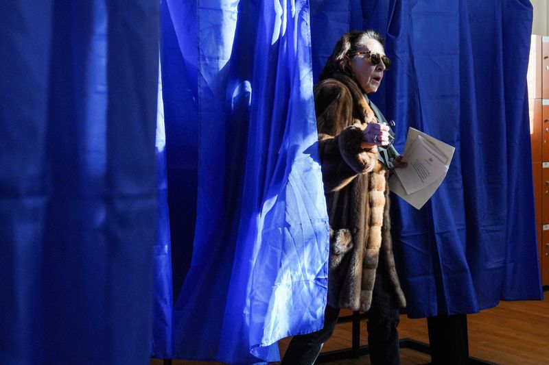 ©Reuters. Um eleitor sai de uma cabine de votação, no dia do primeiro turno das eleições presidenciais em Bucareste, Romênia, 24 de novembro de 2024. REUTERS/Andreea Campeanu