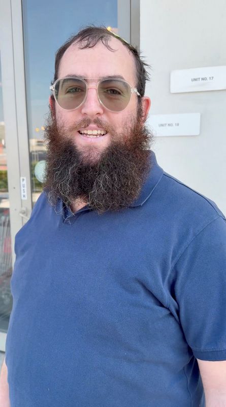 © Reuters. Zvi Kogan, an Israeli rabbi, stands outside a supermarket, in Dubai, United Arab Emirates, November 18, 2024, in this screen grab obtained from a social media video. @dudikepler/via REUTERS