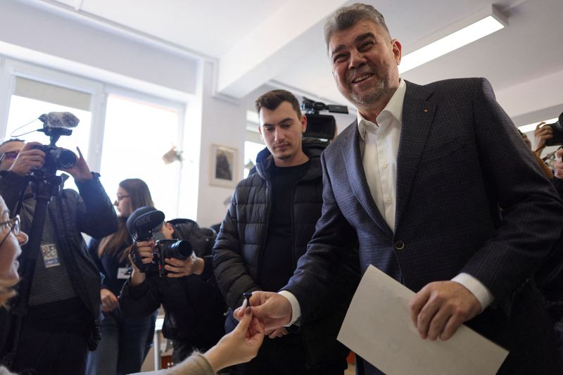 © Reuters. Romanian Prime Minister and presidential candidate Marcel Ciolacu votes during the first round of the presidential election in Bucharest, Romania, November 24, 2024. Inquam Photos/Octav Ganea via REUTERS