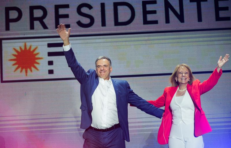 © Reuters. Presidential candidate, Yamandu Orsi and Carolina Cosse, react on stage following early results of the presidential election run-off between Orsi and the candidate of the ruling conservative coalition Alvaro Delgado, in Montevideo, Uruguay November 24, 2024. REUTERS/Mariana Greif