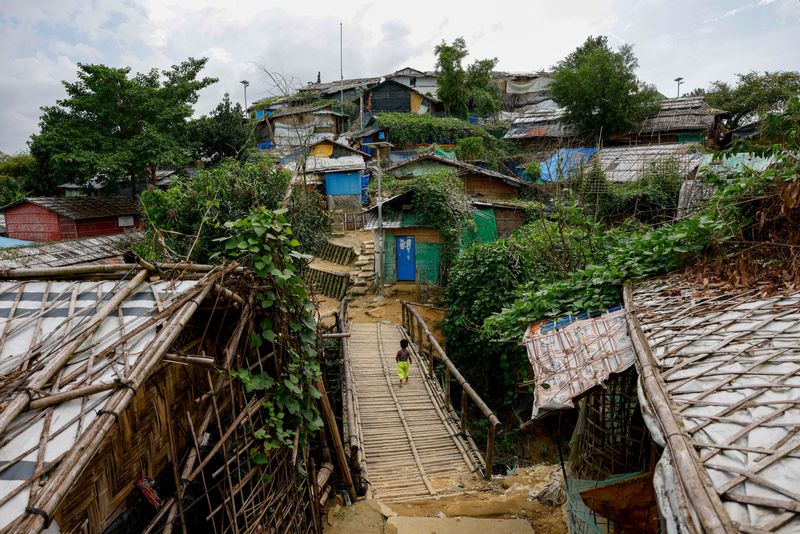 &copy; Reuters. A Rohingya child walks on the bamboo made bridge at a refugee camp, in Cox's Bazar, Bangladesh, September 30, 2024. REUTERS/Stringer