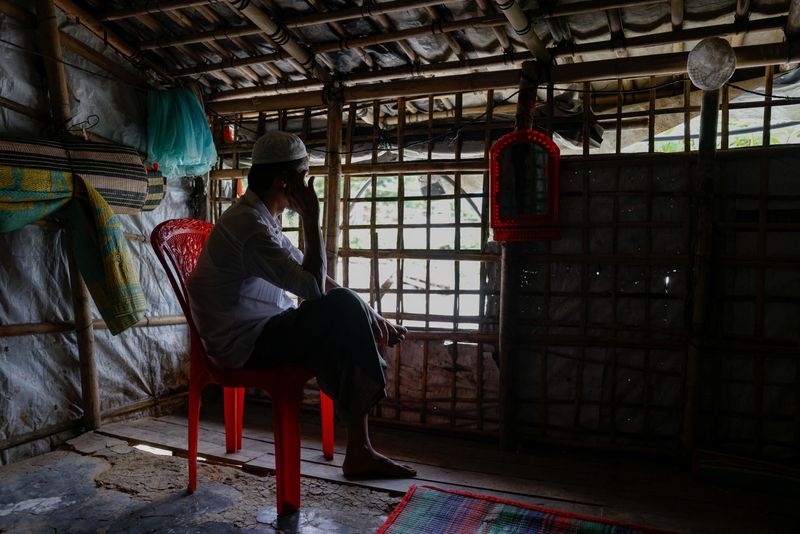 © Reuters. Rafiq, a Rohingya insurgent fighter poses for a picture during an interview with Reuters at a refugee camp, in Cox's Bazar, Bangladesh, September 28, 2024. REUTERS/Stringer