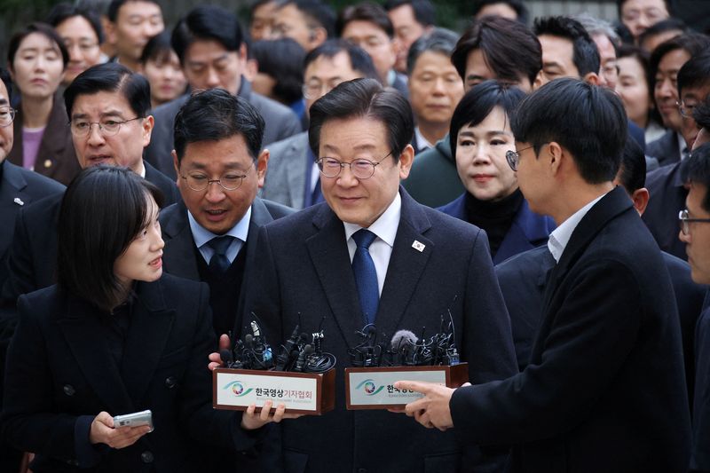 © Reuters. South Korea's main opposition Democratic Party leader Lee Jae-myung arrives at a court in Seoul, South Korea, November 25, 2024.  REUTERS/Kim Hong-Ji/Pool     