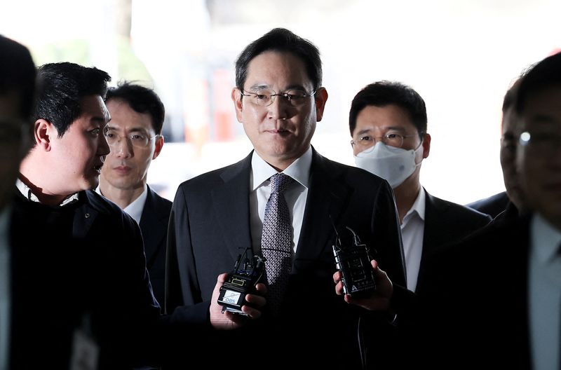 © Reuters. Samsung Electronics Chairman Jay Y. Lee arrives at a court in Seoul, South Korea, November 25, 2024.    Yonhap via REUTERS