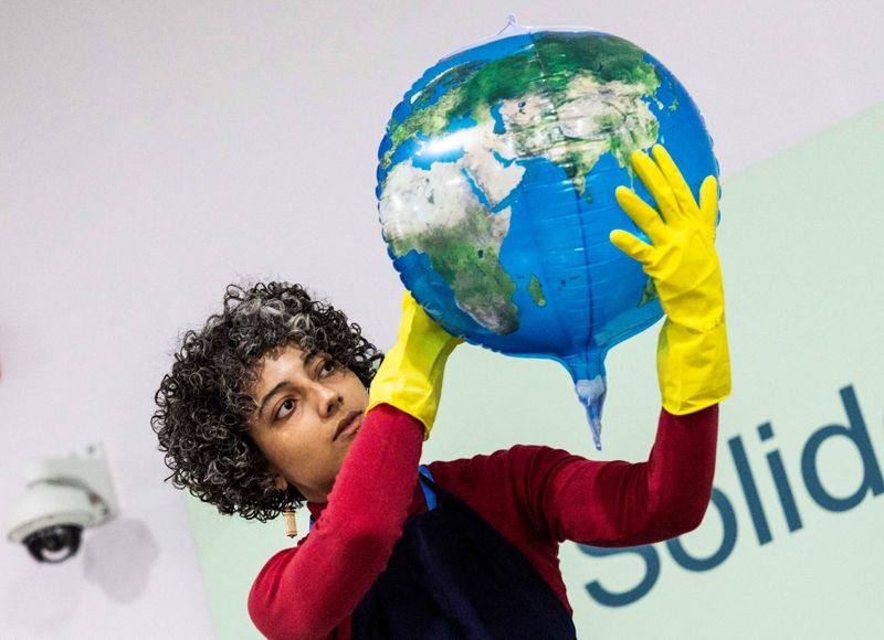 © Reuters. FILE PHOTO: An activist holds a balloon in the form of the globe during a protest action at the COP29 United Nations climate change conference, in Baku, Azerbaijan November 21, 2024. REUTERS/Maxim Shemetov