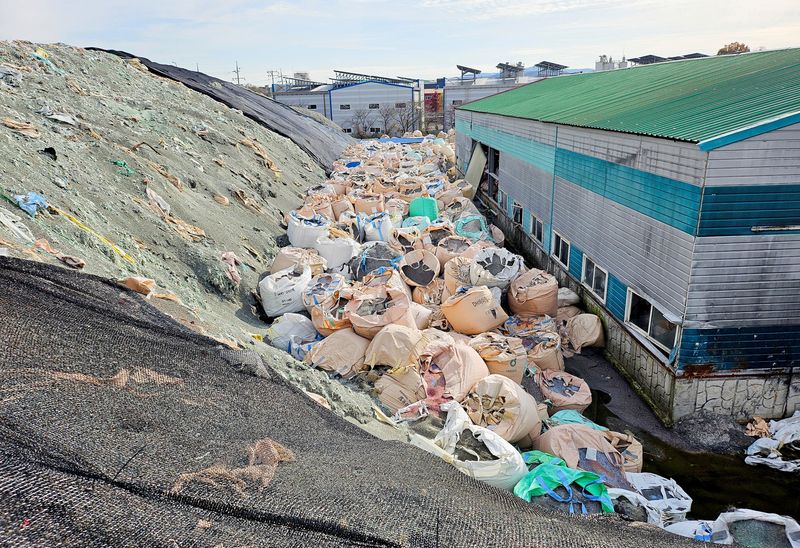 © Reuters. FILE PHOTO: Sacks of untreated and shredded plastic waste, which is left unattended, are piled at an inoperational recycling site in Asan, South Korea November 19, 2024. REUTERS/Joyce Lee/File Photo