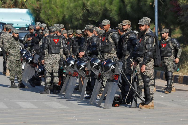 &copy; Reuters. Pakistani Rangers in riot gear stand guard alongside a road to prevent an anti-government rally by supporters of the former Pakistani Prime Minister Imran Khan's party Pakistan Tehreek-e-Insaf (PTI) in Islamabad, Pakistan, November 25, 2024. REUTERS/Salah