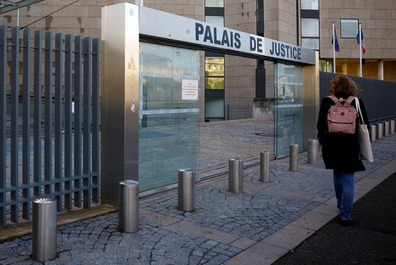 © Reuters. FILE PHOTO: Outside view of the courthouse during the trial of Dominique Pelicot, a Frenchman accused of drugging his wife Gisele Pelicot and recruiting dozens of strangers to rape her at their home in the southern French town of Mazan, with 50 co-accused, in Avignon, France, November 20, 2024. REUTERS/Sarah Meyssonnier/File Photo