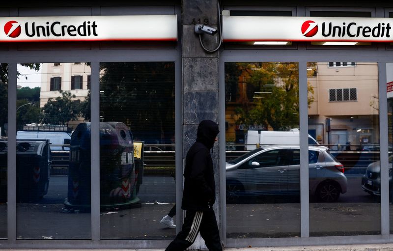 &copy; Reuters. Un uomo davanti l'ingresso di una filiale UniCredit a Roma. REUTERS/Yara Nardi