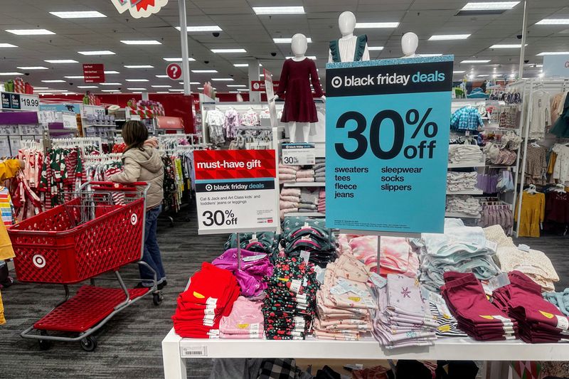 © Reuters. FILE PHOTO: A shopper looks at clothes during Black Friday deals at a Target store in Westbury, New York, U.S., November 24, 2023.  REUTERS/Shannon Stapleton/File Photo