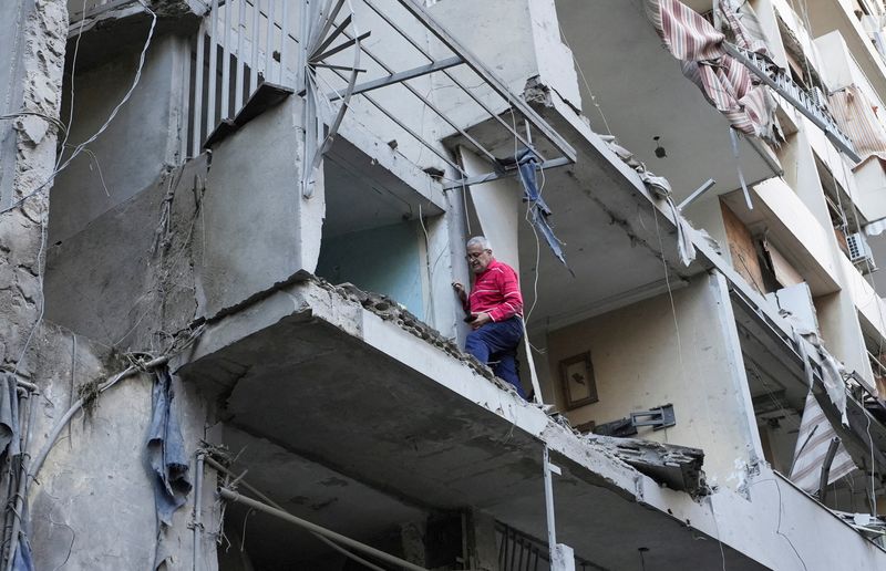 &copy; Reuters. A man inspects a damaged apartment, in the aftermath of Israeli strikes on Beirut's southern suburbs, amid the ongoing hostilities between Hezbollah and Israeli forces, Lebanon November 25, 2024. REUTERS/Mohammed Yassin    