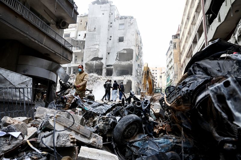 © Reuters. A Lebanese army soldier and people stand on rubble at a damaged site in the aftermath of Israeli strikes, amid the ongoing hostilities between Hezbollah and Israeli forces, in Beirut's Basta neighbourhood, Lebanon November 25, 2024. REUTERS/Emilie Madi