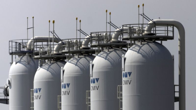 © Reuters. Gas tanks are pictured at Austria's largest natural gas import and distribution station in Baumgarten May 2, 2014.  REUTERS/Heinz-Peter Bader/File Photo