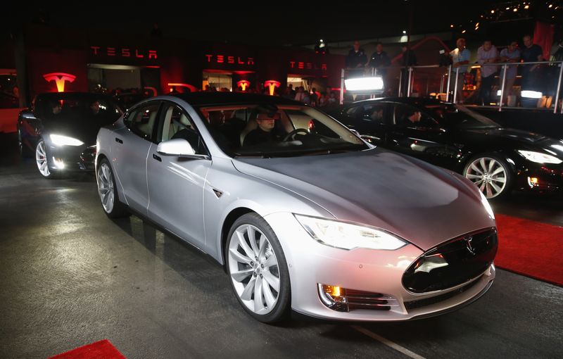 © Reuters. FILE PHOTO: New all-wheel-drive versions of the Tesla Model S car are lined up for test drives in Hawthorne, California October 9, 2014. REUTERS/Lucy Nicholson/File Photo