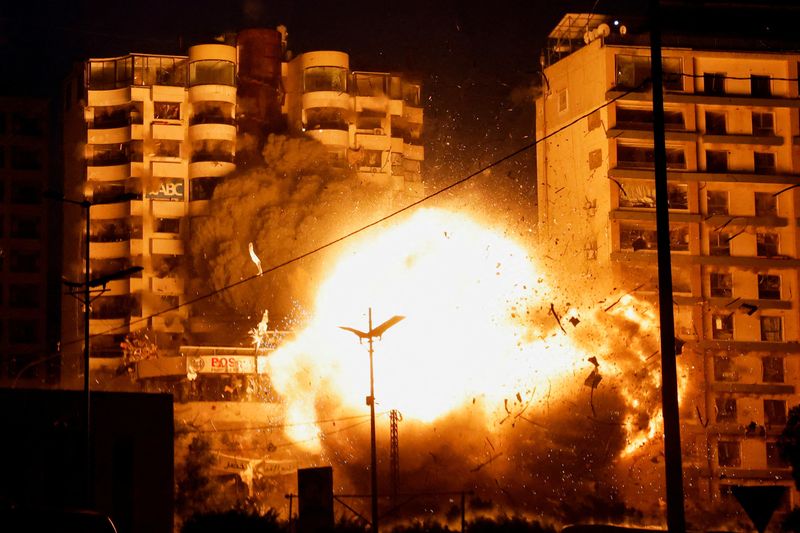 &copy; Reuters. Una vista mostra il momento di un attacco israeliano contro un edificio, nel mezzo delle ostilità in corso tra Hezbollah e le forze israeliane, nel distretto di Chiyah, nella periferia meridionale di Beirut, Libano, il 25 novembre 2024. REUTERS/Adnan Abi