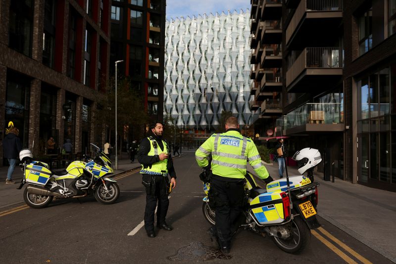 &copy; Reuters. FILE PHOTO: Police officers block the street near the U.S. Embassy, amid ongoing investigation following an incident in London, Britain, November 22, 2024. REUTERS/Mina Kim/File Photo