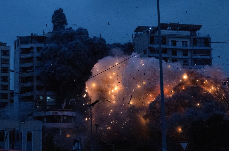 © Reuters. A view shows the moment of an Israeli strike on a building, amid the ongoing hostilities between Hezbollah and Israeli forces, in the Chiyah district of Beirut's southern suburbs, Lebanon, November 25, 2024. REUTERS/Adnan Abidi