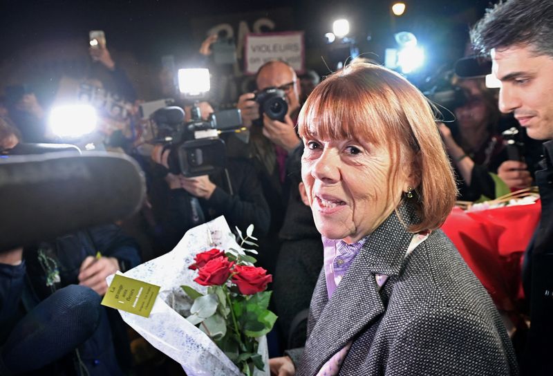 © Reuters. Frenchwoman Gisele Pelicot, the victim of an alleged mass rape orchestrated by her husband Dominique Pelicot at their home in the southern French town of Mazan, carries flowers as he leaves the court after attending the trial for Dominique Pelicot and 50 co-accused, at the courthouse in Avignon, France, November 25, 2024. REUTERS/Alexandre Dimou